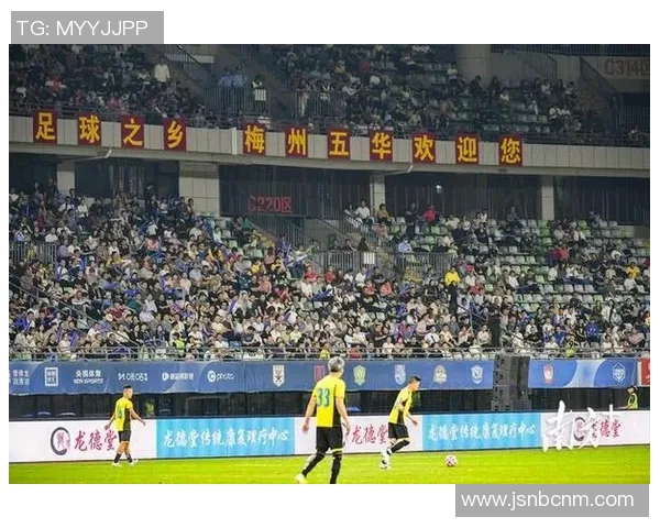 绘制足球明星精彩倒钩瞬间展现运动之美与激情